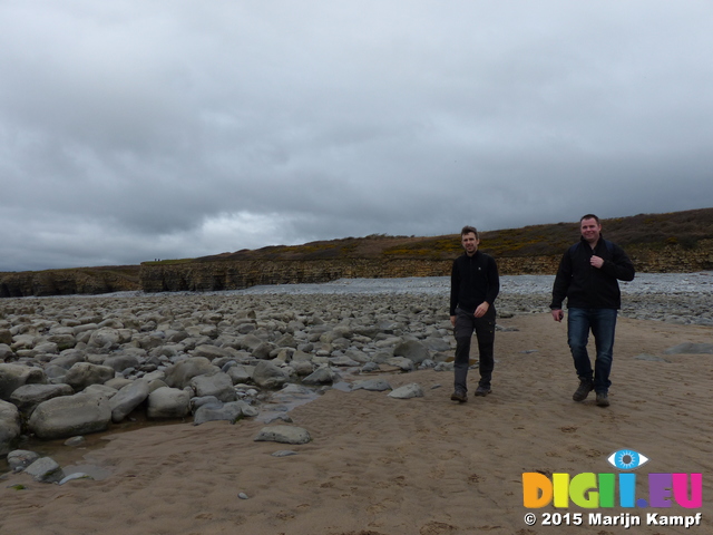 FZ012596 Wouko and Rick on Llantwit Major beach